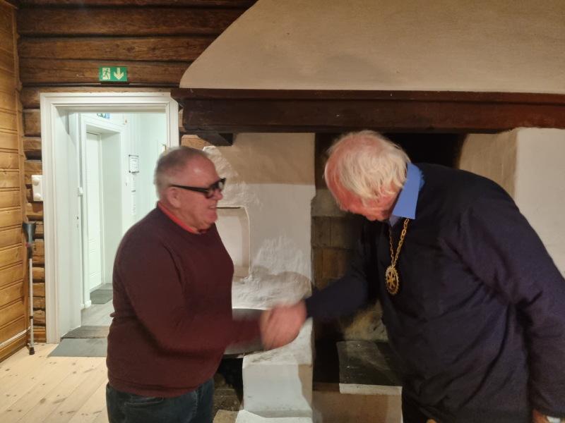 Odd Risheim tatt opp som nytt medlem på kamerataften